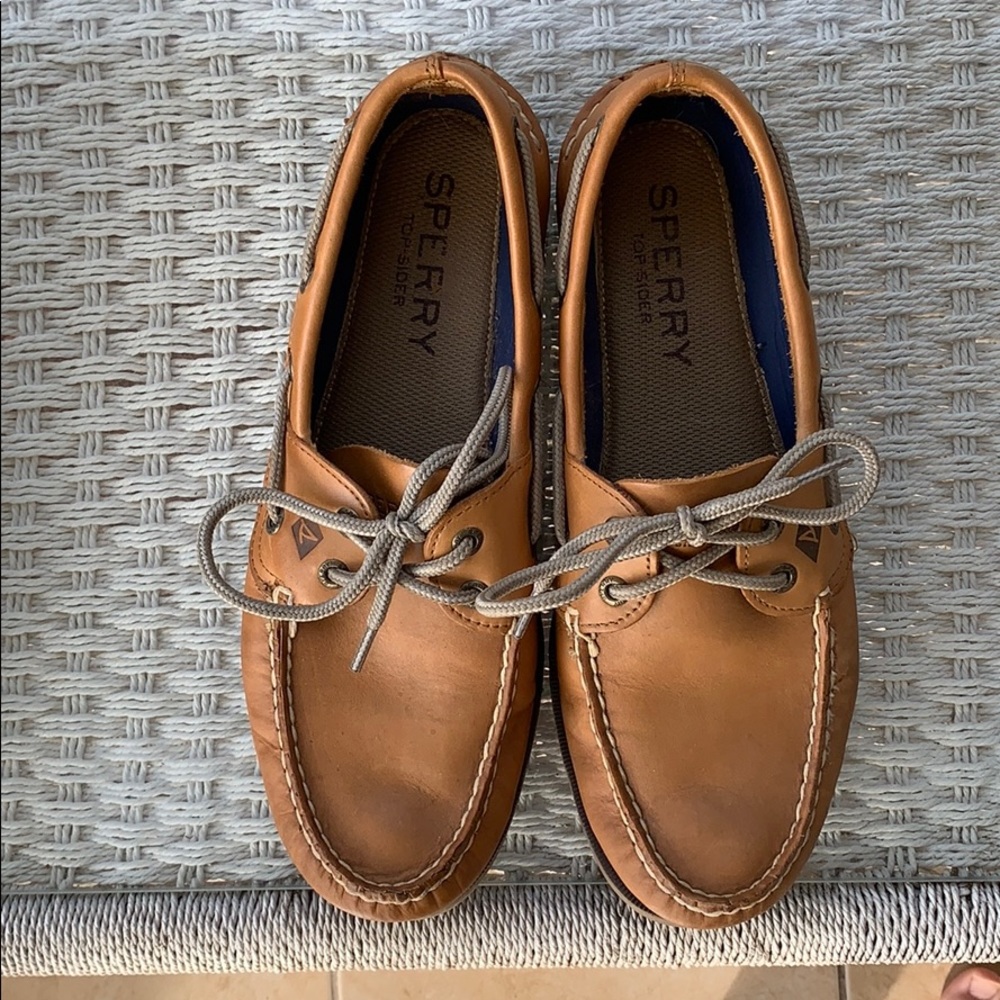 Men’s Sperry Top-Sider light brown.